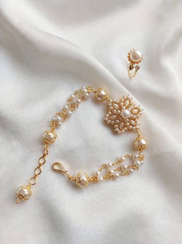 Pearl piece bracelet with ring