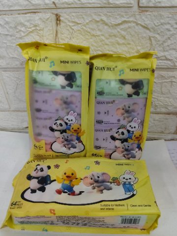 Mini wet wipes pack